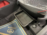 助手席シート下には、小物収納ができるボックスがあります。