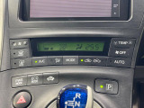 【オートエアコン】一度お好みの温度に設定すれば、車内の温度を検知し風量や温度を自動で調整。暑い&hellip;寒い&hellip;と何度もスイッチ操作をする必要はありません。快適な車内空間には必須の機能ですね♪