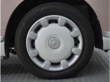 【ホイールキャップ】車に良く似合う純正ホイールキャップが装備されています。各種社外アルミホイールや、スタッドレスタイヤも取扱いしております。是非ご相談ください。
