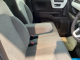 アームレストは、運転中の腕をしっかりと支えることで、疲労を大きく軽減してくれます。