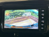 【バックカメラ】駐車時に後方がリアルタイム映像で確認できます。大型商業施設や立体駐車場での駐車時や、夜間のバック時に大活躍!運転スキルに関わらず、今や必須となった装備のひとつです!