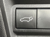 【パワーバックドア】スマートキーや運転席のボタンを押すだけでリアゲートが自動で開閉します!荷物を持っている時や、高い位置にあるバックドアを閉める際に便利な機能です♪