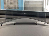 必要な情報を投影するヘッドアップディスプレイ(運転席前のガラス等に車速やナビ情報を投影する機能)。視線移動を抑え、速度やナビのルート案内、安全警告を直感的に確認。長距離運転でも疲れません。