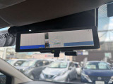 インテリジェントル-ムミラ-付です。切り替えレバーで車両後方の映像をミラーに映し出すので車内の状況や天候に左右されず、とっても見やすいです!