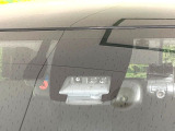 【プリクラッシュセーフティ】前方の車両等を検知し、衝突しそうな時は警報で注意を促し、ブレーキを踏む力をサポート。ブレーキを踏めなかった場合は衝突被害軽減ブレーキが作動、衝突回避をサポートします。