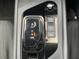 e-POWERならではのシフトレバーで、バックやドライブなどの切り替えがラクラクです!