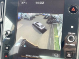 【マルチテレインモニター】車のフロントやサイドのカメラ画像を同時にモニター表示することで、悪路や狭い道を走行時でも周囲の状況確認ができ安心!本格SUVにうれしい装備です♪