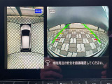 アラウンドビューモニター。前後左右の4つのカメラで車を上から見たような映像をナビ画面に映すので人や物を確認できとても安全です。