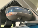 【ウインカーミラー】方向指示器をミラーのランプに点灯。対向車への視認性を高め、安心安全な方向転換をサポートします♪
