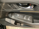 電動格納式リモコンドアミラーと、パワーウィンドウスイッチ等は運転席ドアにあります。