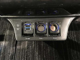 USBポート・アクセサリーソケットが付いているので、携帯などの充電もできます^^