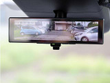 車両後方を映し出します・スマートルームミラー装備です。