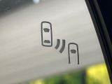 【ブラインドスポットモニター】走行中、ドアミラーの死角になりやすい箇所に後続車が接近するとサイドミラーのレンズに警告を表示!ドライバーに注意喚起をしてくれます。