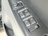 【電動格納ミラー】サイドミラーは電動格納式となっており、狭い駐車場でもキズがつくリスクを抑えられます。