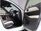 運転席・助手席ドアは開口範囲が広く、とても乗りやすいですよ!収納スペースもあります!