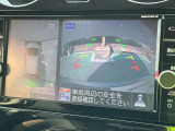 上から見下ろしているような視点で周囲が確認できるアラウンドビューモニターです。上から見下らしているような映像によって縦列駐車もラクラク、駐車が苦手な人の強い味方です!