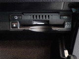 運転席お膝元にETCカード挿入口がございます。