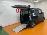 スロープの傾斜が緩やかなので、車いすの方も安心です。