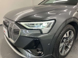 マトリクスLEDヘッドライトは、ロービーム用のLEDライトと、ひとつのユニットに多数のLEDが組み込まれたハイビーム用ヘッドライトが組み合わされた革新のヘッドライトです。