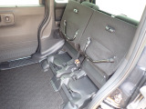 ◆チップアップ&ダイブダウン機構付【ULTR SEAT】は後席座面を左右分割で跳ね上げることができます。トランクで積載できない背の高い荷物をラクラク収納できます。ホンダ車ならではの人気装備です。