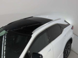【サンルーフ】頭上には室内を明るく開放的な空気で満たす広大なパノラミックガラスルーフ。まるで天井全体が窓になったかのうような開放感です。外から見ても、内側から見ても、とびきりの眺めです。