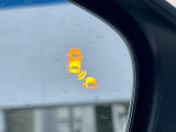 【ブラインドスポットインフォメーション】走行中、ドアミラーの死角になりやすい箇所に後続車が接近するとサイドミラー付近に警告を表示、ドライバーに注意喚起をしてくれます。