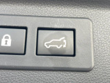 【パワーバックドア】スマートキーや運転席のボタンを押すだけでリアゲートが自動で開閉します!荷物を持っている時や、高い位置にあるバックドアを閉める際に便利な機能です♪