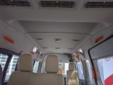 車内上部にも手摺りが付いているので車内で移動する際も安心です。