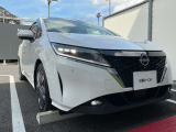 LEDヘッドライトはハロゲンランプの約2倍の光量で明るく遠くを照らし、夜間走行時の視認性を高めます。さらに長寿命や省電力、スタイリッシュな印象も際立たせます。