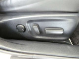 運転席パワーシート搭載。微妙な調整が手軽にでき、ピッタリのポジションで運転することが可能です。