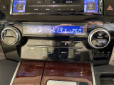 【左右独立温度コントロール式フルオートエアコン(DUAL/SYNC)】運転席側と助手席側でそれぞれ自由に温度設定ができ、快適な風量やモードなどを自動調整します!