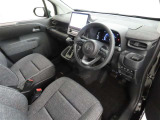 シンプルで使いやすいデザインの運転席です。