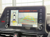 【バックガイドモニター】車両後方の映像をナビ画面に表示し、駐車などの後退操作をサポートします。