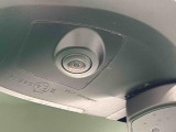 純正ナビゲーションを装着することで狭い道でのすれ違い時に下廻りを映し出す事ができます。他のカメラと連携してパノラマモニターにも対応することが出来ます。