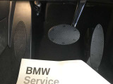 【ペダル】BMWはオルガン式アクセルペダルを採用しています。踏み込む足とペダルが同じ軌跡を描くため、かかとがずれにくく、アクセルコントロールがよりしやすくなるメリットがあります。