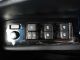 パワーウィンドウスイッチで運転席から全席の窓の開閉ができます。