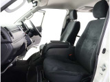 高いホールド性で運転姿勢が安定します。長距離ドライブでも疲れにくいのが魅力です。快適なドライビングライフをお送りください♪