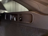 トランク内のスイッチ操作だけで後部座席をワンタッチで倒せる機能。重い荷物を持ったままでも操作でき、長尺物や大きな荷物の積み込みがスムーズに行えます。