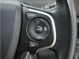 ◆アダプティブクルーズコントロール◆予め設定した車速内でクルマが自動的に加減速。前走車との適切な車間距離を維持しながら追従走行します。【LKAS】車線維持支援システムでステアリング操作を支援。