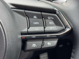 ステアリング右側にはマツダ・レーダー・クルーズ・コントロール(MRCC)やレーンキープアシストなどの運転支援システム設定スイッチを配置。高速道路での快適なドライブをサポートします。