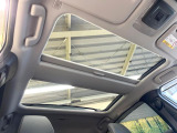 【ガラスルーフ】大型のガラスルーフ搭載で車内の解放感が一気にアップ!開放的なドライブをお楽しみいただけます。