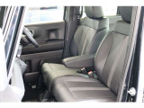 Honda独自の発想で可能な限りの広さを追求したN-BOX。目指したのは、あらゆる生活に応える使いやすさ、そして車内で過ごす時間を豊かに演出する心地よさです。