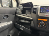 【グローブボックス】車検証、サングラスやCDなど小さい荷物が収納できるので車内を綺麗に整頓できますね。