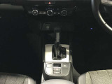 シフトレバーの奥に見えるのは、エアコンの操作スイッチ&ダイヤルでとっても使いやすいですよ♪