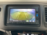 【バックカメラ】運転が苦手な方も車庫入れラクラクです!ギアをリバースに入れれば自動的に切り換わりますので、面倒な操作は不要です♪狭い駐車場もお車を傷つけず安心ですね!