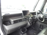 ★助手席周辺★ダッシュボードに収納量豊富なBOXがあり、いつもすっきりとした車内!ほしい場所にちょうど良い収納を備えています。大きなフロントガラスによって見晴らしも良く快適な座り心地となっております!
