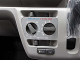 使いやすいマニュアルエアコンは簡単な操作で車内を快適にしてくれます☆
