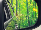 【ブラインドスポットモニター】走行中、ドアミラーの死角になりやすい箇所に後続車が接近するとサイドミラー付近に警告を表示、ドライバーに注意喚起をしてくれます。