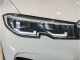 BMWの伝統の丸目4灯ヘッドライトでございます。LEDライトで視認性もよく明るく安全性の向上につながります。