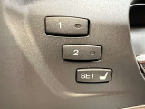 【運転席ポジションメモリー付パワーシート】ワンタッチで記憶させていたシートの前後・リクライニングはもちろんシートリフターも備えます☆快適なドライブをお楽しみ下さい♪